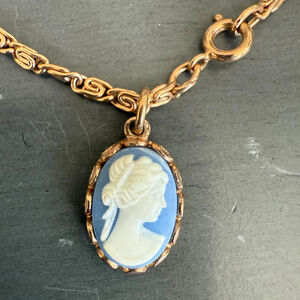 Women's Avon Gold Tone Cameo Necklace, One Size